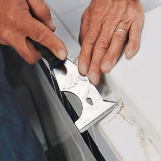 Odstraňování zbytků silikonu a cementu