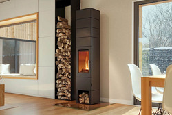 Krbová kamna Blaze Element A 04 s podstavcem na palivo a akumulační nástavbou